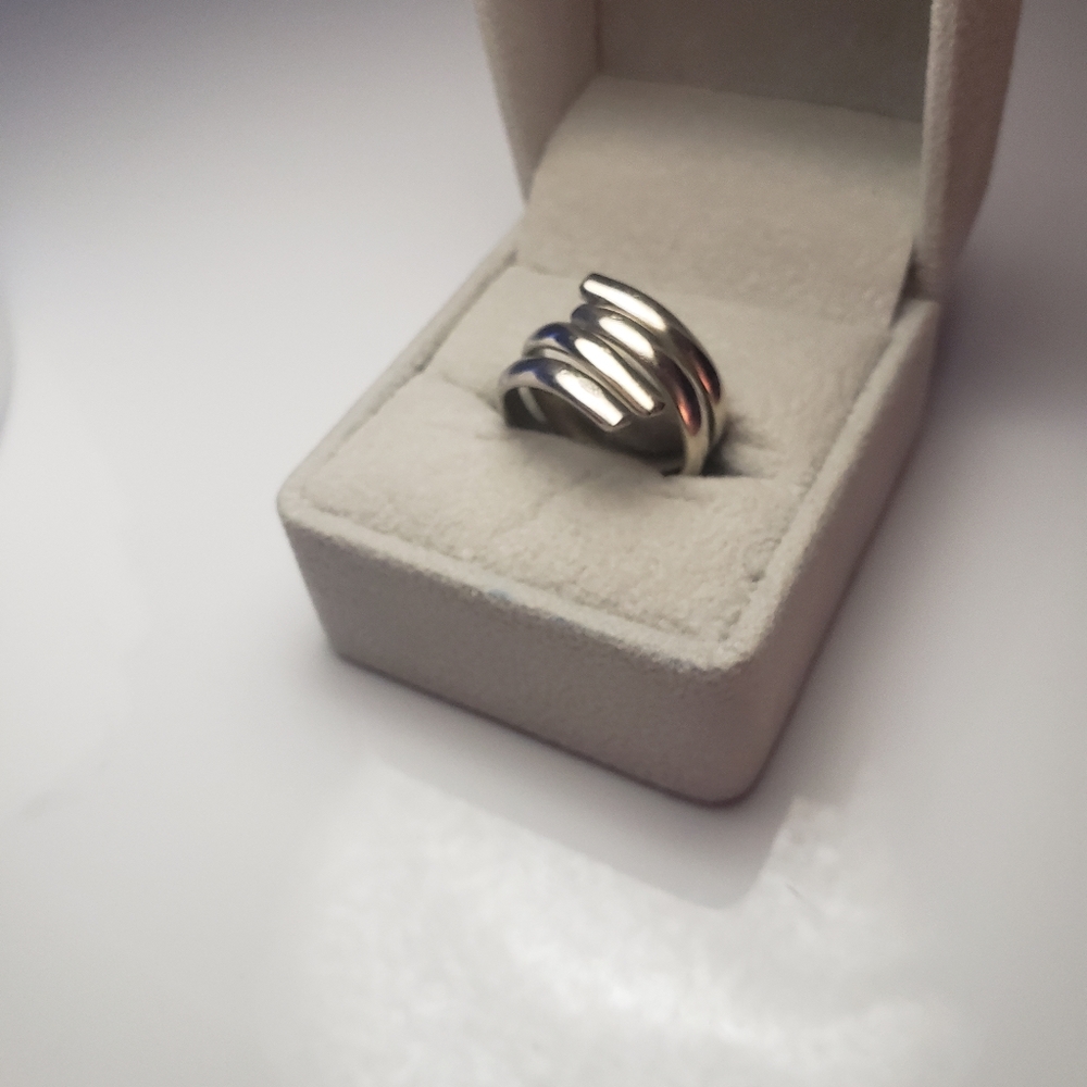 Ring - Picture 3 of 6